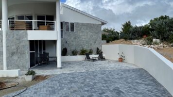 Flagstone sierbestrating bij een woning op een Caribisch eiland