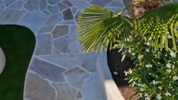 Flagstone bestrating met een zomerse en mediterrane uitstraling